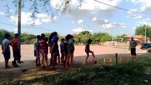 Crean escuela de fútbol para luchar contra las adicciones en Bañado Sur