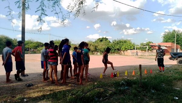 Crean escuela de fútbol para luchar contra las adicciones en Bañado Sur