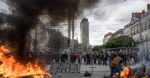 La Nación / Francia: protestas se multiplicaron contra reforma pensional impuesta por Macron