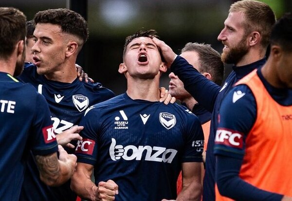 Versus / Fernando Romero marca su primer gol en Australia y se va expulsado minutos después