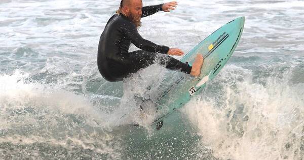 La Nación / Australiano marcó récord por surfear durante 40 horas