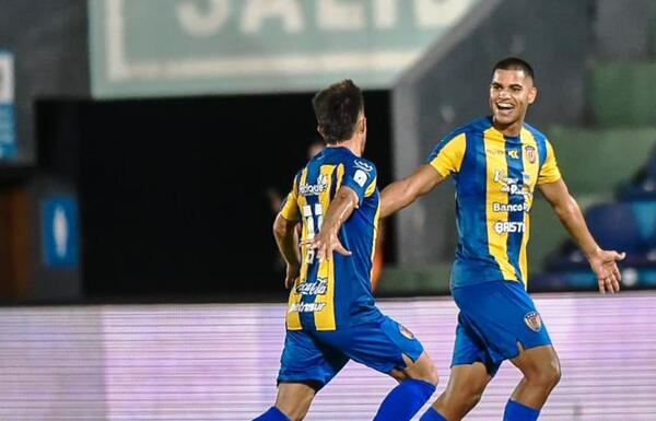 Golazo y triunfazo del Kure Luque •
