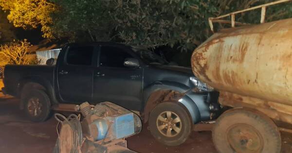 La Nación / Ladrones chocaron camioneta contra tanque de agua, se disculparon y huyeron
