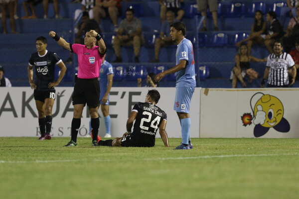 Versus / Roque Santa Cruz queda fuera de la convocatoria de Libertad por sexto juego al hilo