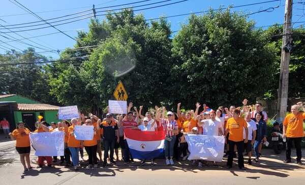 Avda. De La Victoria: Vecinos se manifiestan para pedir conexión a red cloacal » San Lorenzo PY