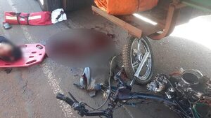 Acompañante de motociclista muere tras ser embestido y arrastrado por un camión - ABC en el Este - ABC Color