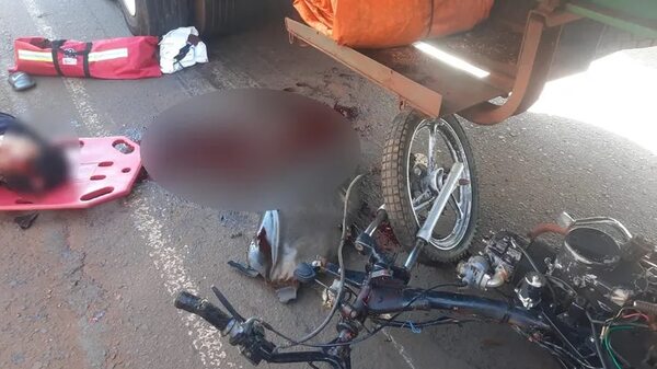 Acompañante de motociclista muere tras ser embestido y arrastrado por un camión - ABC en el Este - ABC Color