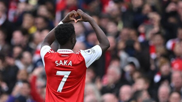 Saka acomoda al Arsenal en la cima de la Premier League