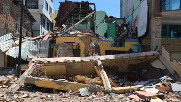 Saldo del terremoto en Ecuador: 15 muertos y 381 heridos