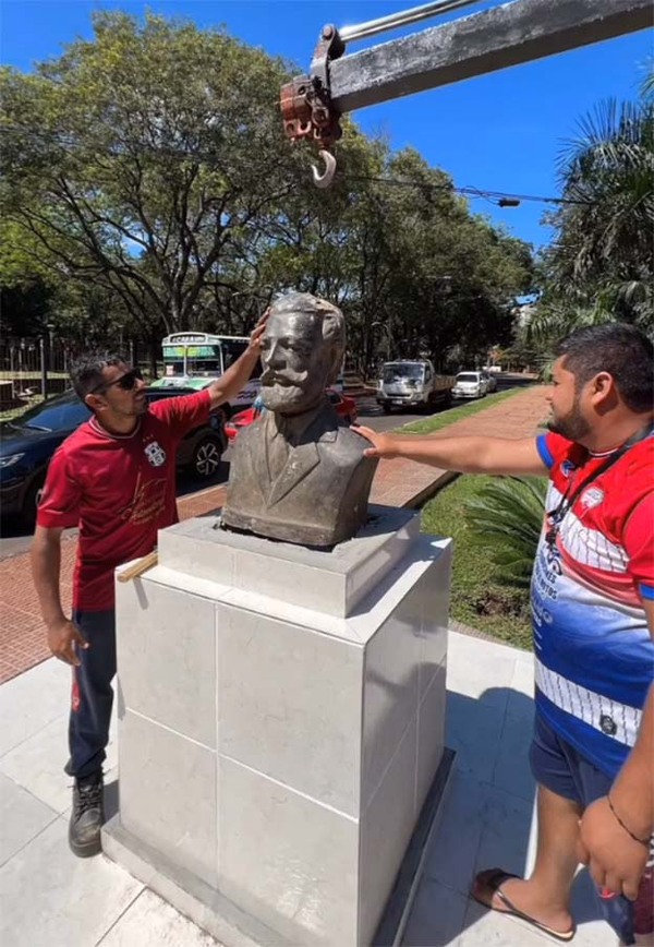 Restauran busto del Gral. Bernardino Caballero tras ser destruido por inadaptados | DIARIO PRIMERA PLANA