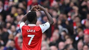 Saka acomoda al Arsenal en la cima de la Premier League