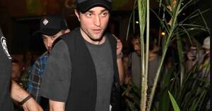La Nación / ¿Robert Pattinson se escapó de una pizzería de Buenos Aires por culpa de sus fans?