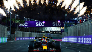 Versus / Sergio Pérez gana en Arabia Saudita y Verstappen remonta para llegar segundo