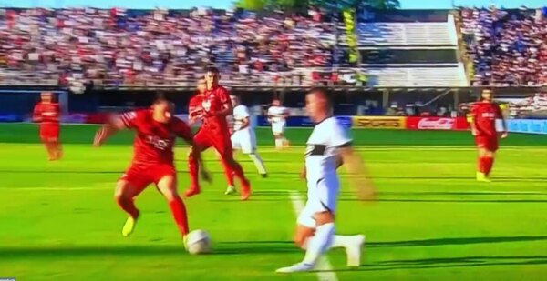 Versus / La terrible jugada que sacó del partido a Derlis González