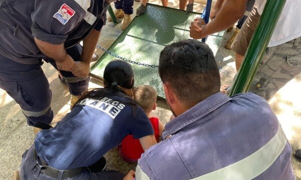 Nene de 4 años quedó atorado en un juego de la plaza de Ypané