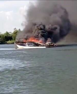 Video: explosión de embarcación en zona de Corateí - Nacionales - ABC Color