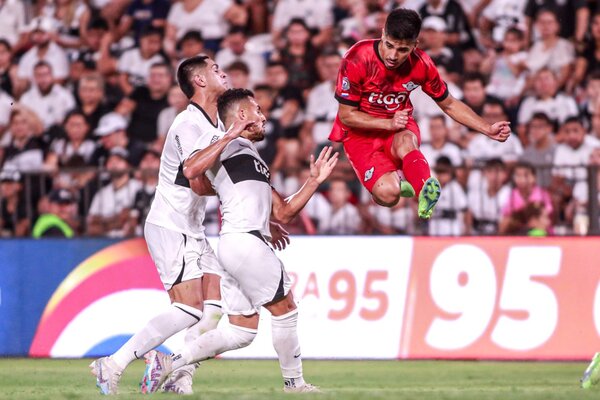 Olimpia bajó al invicto Libertad en la agonía del clásico Blanco y Negro - La Tribuna