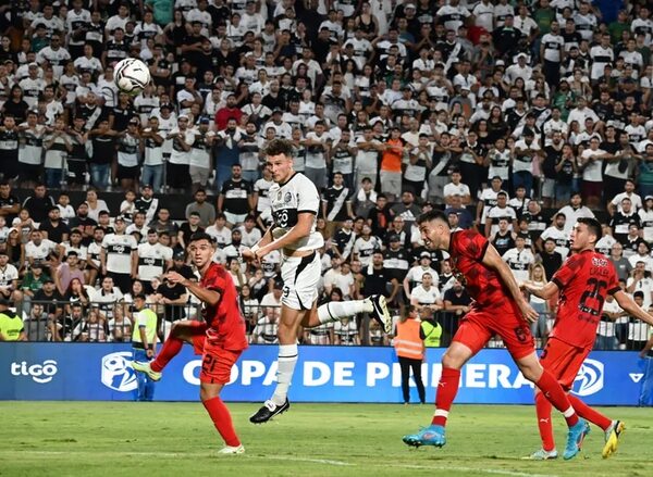 Olimpia 2-Libertad 1: El Decano se ilumina en sinuoso Bosque - Fútbol - ABC Color