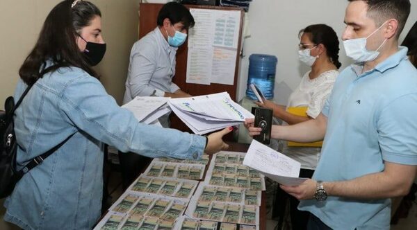 Condenan a asistente y secretario fiscal por tráfico de influencias - Noticiero Paraguay