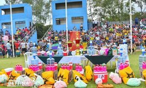 Importante apoyo de Bettina Aguilera a 20 escuelas de fútbol de Alto Paraná