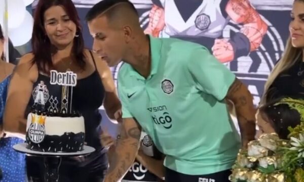(VIDEO) Así recibió Derlis González su cumpleaños tras la lesión vai