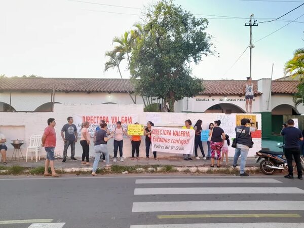 Comunidad educativa se manifiesta contra intervención de la Escuela Chaco Paraguayo - Nacionales - ABC Color