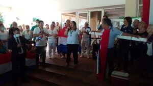 Bebé nacido en pasillo: funcionarios de Hospital Nacional apoyan a enfermera y piden destitución de directora - Nacionales - ABC Color