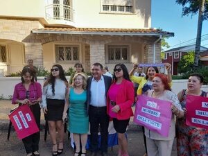 Abogadas se manifiestan frente al Consejo de la Magistratura: piden una mujer en terna para la Corte - Nacionales - ABC Color