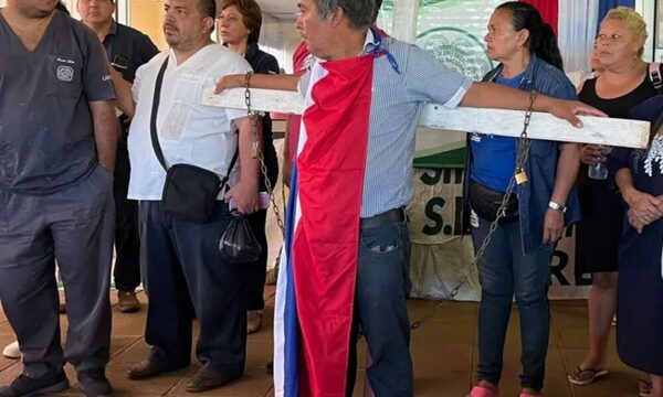 Enfermeros se manifiestan frente al HNI a favor de enfermera imputada, amenazan con cerrar rutas
