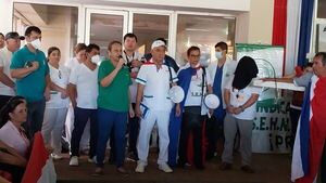 "¡Fuera, Yolanda!": Enfermeros en asamblea piden renuncia de directora del HNI