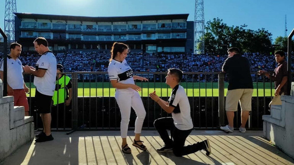 ¿Cómo terminó la cosa? Le pidieron matrimonio en la cancha de Olimpia y esta fue su respuesta...