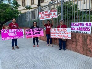 Mujeres protestan en repudio a caso de bebé nacido en pasillo y por mayor presupuesto para salud pública - Nacionales - ABC Color
