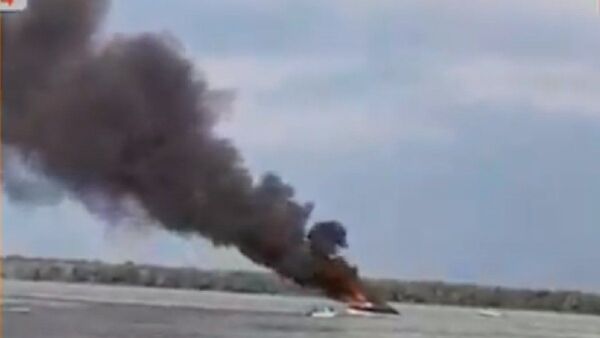 Fuego en embarcación obliga a sus ocupantes a saltar al río Paraná