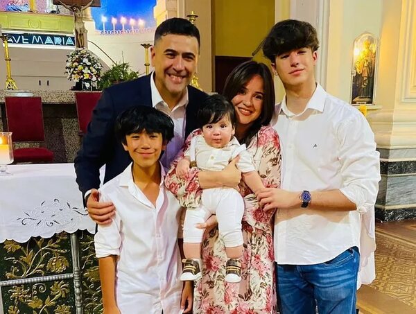 ¡Mirá las fotos del bautismo del hijo de Roberto Pérez! - Gente - ABC Color