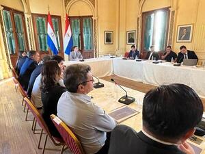 Ejecutivo y productores apelan al trabajo coordinado para frenar ingreso de la gripe aviar al país