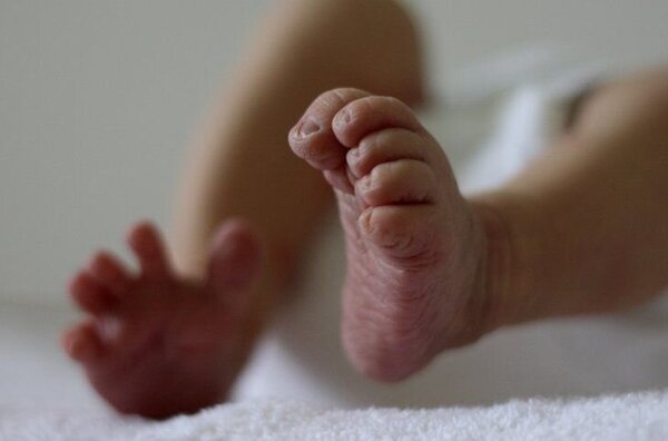 Bebé que nació en el piso sigue en estado delicado, lamenta su abuela - Radio Imperio