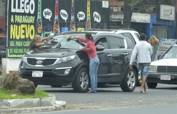 Diario HOY | Realizan despeje de limpiavidrios en San Lorenzo