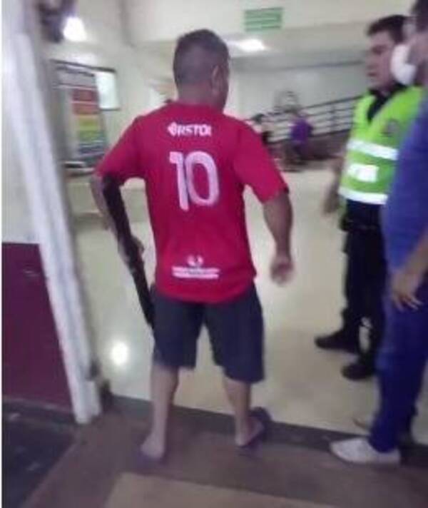 [VIDEO] Intentó entrar a la sala de urgencias con escopeta en mano