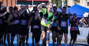 La Nación / ¡Admirable!, atleta con 76% de discapacidad superó corrida de 42 km