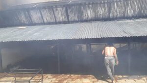 Susto en Ciudad del Este por incendio en edificio céntrico - ABC en el Este - ABC Color