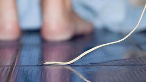 Bebé de un año piso cable pelado y se electrocutó - Noticiero Paraguay