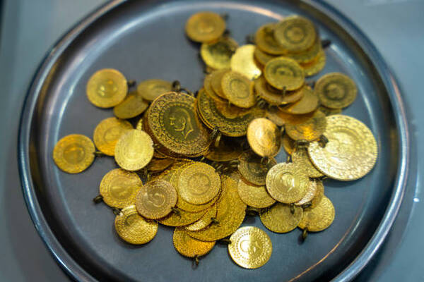 El oro supera los 2.000 dólares, pero retrocede con la mejora de las bolsas - Revista PLUS