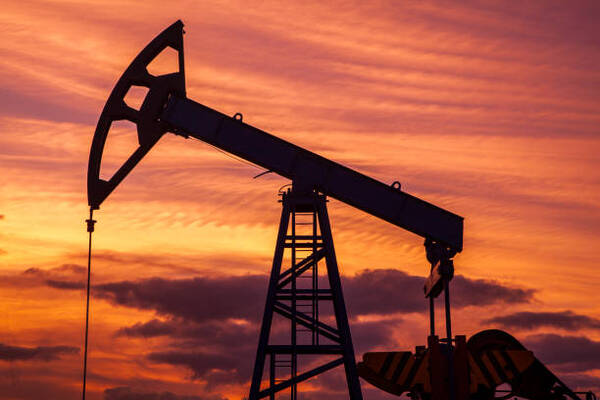 El petróleo de Texas frena su caída y sube un 1,3% hasta 67,64 dólares - Revista PLUS