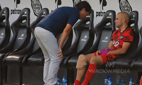 Versus / Se confirmó lo peor: Hugo Martínez sufrió rotura de ligamentos cruzados