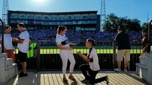 Propuesta de casamiento a estadio lleno en la Cuna de las Glorias
