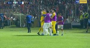 [VIDEO] Mirá cómo le metieron mano a Jean en pleno festejo del gol