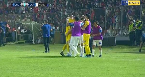 [VIDEO] Mirá cómo le metieron mano a Jean en pleno festejo del gol