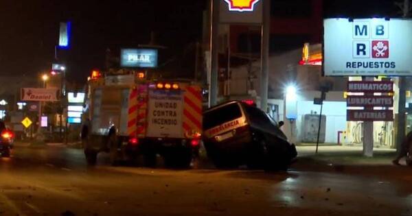 La Nación / Ambulancia de funeraria perdió su motor y caja mientras circulaba sobre la Transchaco