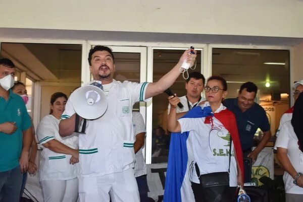 Gremios de enfermeros del HNI otorgan 24:00 hs al ministro para destituir a directora - Nacionales - ABC Color