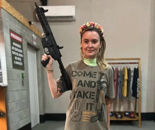 Diputada brasileña que posó con arma demandará a Gleisi por llamarla nazi
